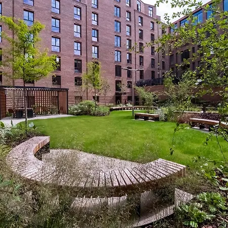 2 Bedroom Apartment At Hudson Quarter *
